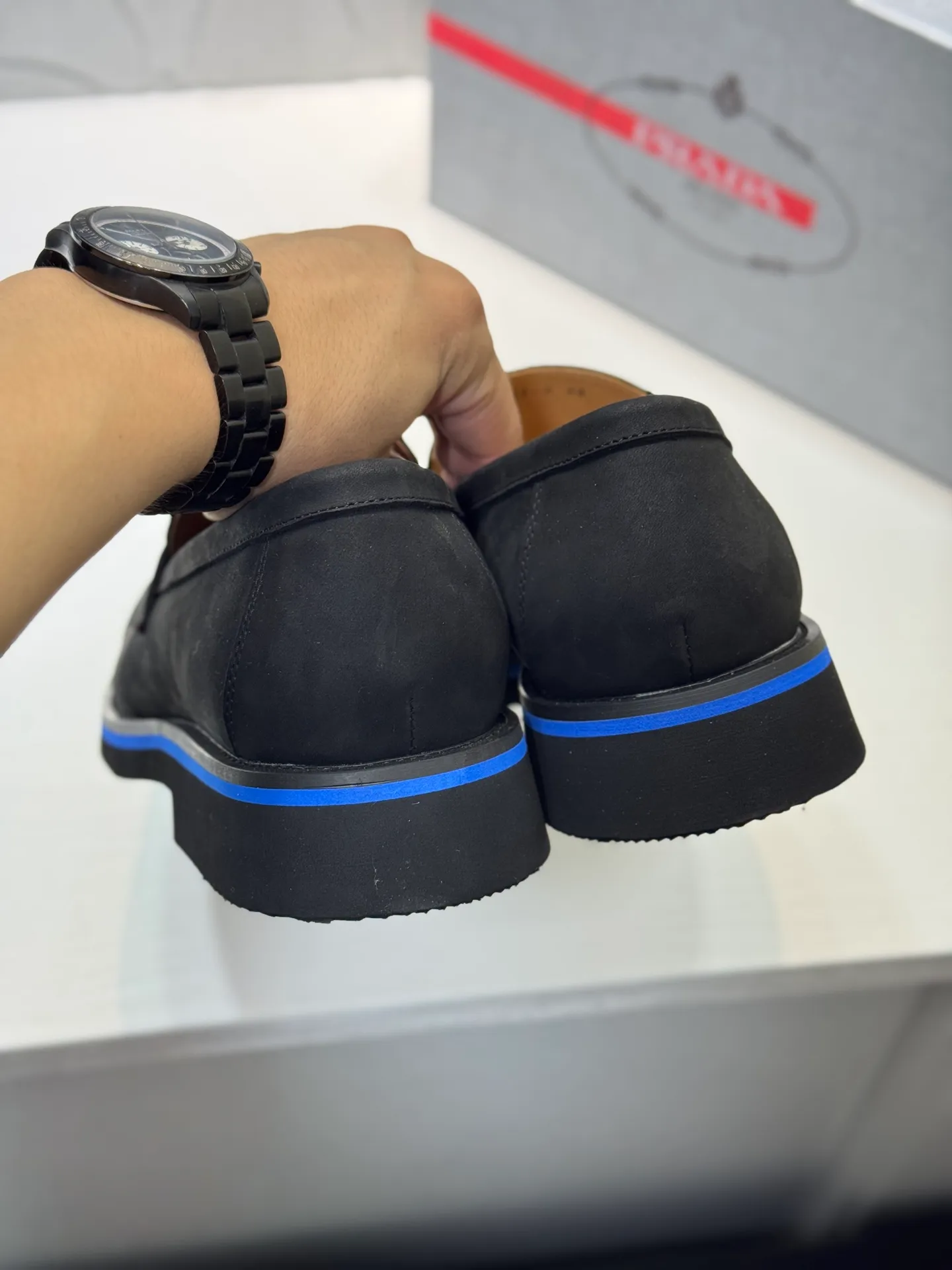 Men's shoes 💰520 💰PRADA*——◾ Prada~Thick-soled men's shoes, original single-level perfect boutique, brogue style men's formal casual leather shoes, luxurious materials, imported cowhide, with water-dyed cowhide lining, 4.5cm increased PU foam lightweight outsole, perfectly restore the original classic, purchase the original 1:1 accurate replica, welcome all comparisons 🆚, the design is full of modernity, versatile and fashionable urban men! Size: 39-44 (38.45.46.47 customized YS)